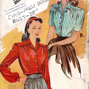 Op de afbeelding: Vintage naaipatroon voor een blouse met een borstomvang van 96,5 cm. Het patroon is uit de jaren 1940 en is gemarkeerd met "Econon Design O" en "Circa-1940s WW2". Het patroon toont twee vrouwen die verschillende versies van de blouse dragen, een in rood en een in blauw-witte strepen.