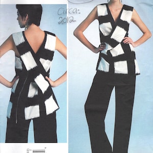 Pode incluir: Um top sem mangas com padrão preto e branco, decote em V e design de envoltório. O top é combinado com calças pretas. O site da loja de padrões e um número escrito à mão são visíveis no canto superior direito da imagem. O texto "ISSEY MIYAKE" e "VOGUE PATTERNS DESIGNER ORIGINAL" são visíveis na parte superior da imagem.