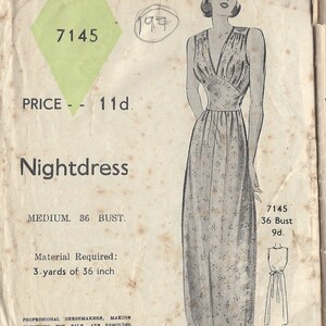 Può includere: Modello di cucito Blackmore Patterns per una camicia da notte, numero di modello 7145, prezzo 11d. Il modello è per una taglia media, 36 di seno, e richiede 3 metri di tessuto di 91 cm di larghezza.