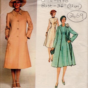 Puede incluir: Patrón de costura Vogue Paris Original vintage de 1976, con un diseño de abrigo y vestido. El patrón es para una medida de busto de 92 cm (36 pulgadas). La imagen muestra a una mujer con un abrigo beige e ilustraciones de los diseños de vestidos.
