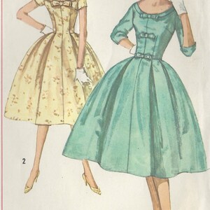 Pode incluir: Padrão de costura vintage de 1958 para um vestido com um detalhe de laço. O padrão mostra duas mulheres usando o vestido em cores diferentes, uma em amarelo e outra em verde.