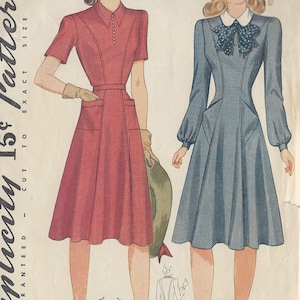 Op de afbeelding: Vintage naaipatroon voor een jurk met een eenvoudig te maken ontwerp. Het patroon is uit 1943 en is voor maat 10. Het patroon toont twee verschillende jurkstijlen, een in rood en een in blauw.