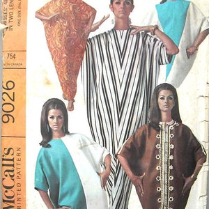 Może przedstawiać: Wzorzec szycia vintage do sukienki w pięciu różnych stylach. Wzorzec jest dla pań w rozmiarach 10-18 i zawiera instrukcje do uszycia sukienki w dwóch długościach. Wzorzec nazywa się "McCall's 9026" i jest "Time Saver Quickie".