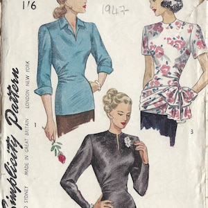 Puede incluir: Un patrón de costura vintage Simplicity para una blusa de mujer. El patrón es para la talla 16 e incluye tres estilos diferentes. El patrón es de 1947 y tiene el número 2144.