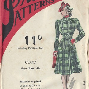 Puede incluir: Un patrón de costura vintage para un abrigo. El patrón es para un abrigo de cuadros verdes y negros con cinturón y bolsillos. El patrón es de talla 34 y requiere 2 yardas de tela de 54 pulgadas y 2,5 yardas de forro de 36 pulgadas. El número del patrón es 6056.