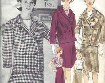 Può includere: Un cartamodello vintage per un completo giacca e gonna a doppio petto. Il cartamodello è di Vogue Paris Original, cartamodello stampato numero 1076, disegnato da Christian Dior. Il cartamodello è datato 1961.