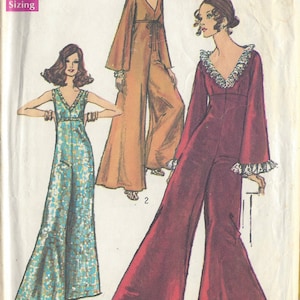 Op de afbeelding: Een vintage naaipatroon voor een jumpsuit met een wijde pijp. Het patroon bevat drie verschillende stijlen: een bruine jumpsuit met lange mouwen, een rode jumpsuit met lange mouwen en een gerimpelde halslijn, en een blauwe jumpsuit zonder mouwen. Het patroon is gemarkeerd met "Janelle" en bevat instructies voor maten 14, borstomvang 91 cm, tailleomvang 69 cm.
