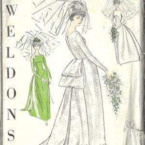 Könnte beinhalten: Vintage-Schnittmuster für ein Hochzeitskleid aus den frühen 1960er Jahren. Das Schnittmuster beinhaltet ein langes, weißes Kleid mit einem taillierten Oberteil und einem weiten Rock. Das Schnittmuster beinhaltet auch einen Schleier und einen Strauß.