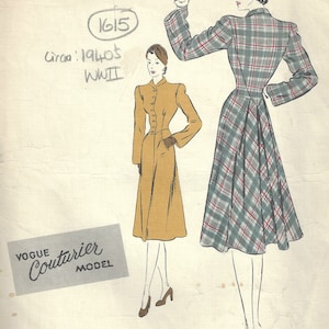 Può includere: Un modello di cucito vintage Vogue Couturier per un abito, intorno agli anni '40. Il numero del modello è 1615 e l'abito è mostrato in due stili diversi, uno con un tessuto a quadri e l'altro con un tessuto tinta unita.