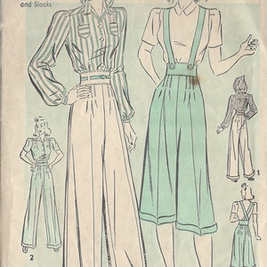 Puede incluir: Un patrón de costura vintage para una blusa con capucha y pantalones. El patrón es para la talla 14, con una medida de busto de 81 cm y una medida de cadera de 89 cm. El patrón incluye instrucciones e ilustraciones para hacer la prenda.