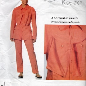 Könnte beinhalten: Ein Vintage Issey Miyake Schnittmuster von 1999, mit einem korallfarbenen Anzug mit Jacke und Hose. Die Jacke hat einzigartige Taschen Details. Brustumfang 91.4 cm. Das Schnittmuster ist von The Vintage Pattern Shop.