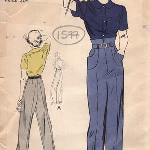 Peut inclure: Une pochette de patron de couture Vogue, numéro 7519, illustrant un pantalon taille haute et une chemise à manches courtes. Le texte indique 'VOGUE PATTERN', '25 WAIST 33 HIP', 'PRICE 30c', 'SLACKS' et 'WAIST MEASUREMENT CUT IN SIZES 25-27-28-30-32-34-36'.
