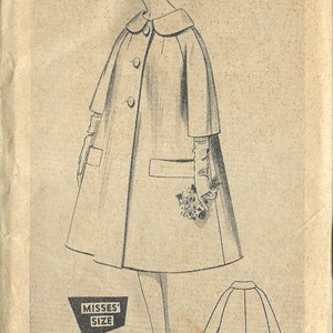 Könnte beinhalten: Ein Vintage-Schnittmuster für einen Damenmantel. Das Muster stammt aus den 1950er Jahren und ist für eine Damenkonfektionsgröße 20, Brustumfang 101,6 cm. Das Muster enthält eine Zeichnung einer Frau, die den Mantel trägt, sowie eine Rückansicht des Mantels.