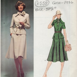 Könnte beinhalten: Vogue Designer Original Schnittmuster 2558 für einen Zweiteiler. Enthält ein Foto eines beigen Sakkos mit Rock sowie eine Illustration eines grünen Sakkos mit Rock und Hut. Der Text umfasst 2558, Circa-1976 und Bust-32 1/2 inches.