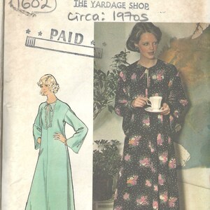 Puede incluir: Un patrón de costura vintage para un vestido largo y fluido con un lazo en el cuello. El patrón es para la talla 44 y es de la década de 1970. El patrón se llama "Seams Slimmer" y es el número 3906. El patrón es para un vestido con estampado floral y un vestido verde sólido.