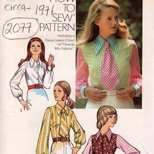 Könnte beinhalten: Vintage Simplicity Schnittmuster Nummer 9829 für eine Bluse mit Krawatte. Das Schnittmuster ist für Größe 14, Brustumfang 91 cm, und ist circa 1971. Das Schnittmuster enthält eine Gewebestück-Anleitung zum Mischen von Stoffen.