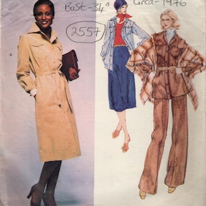 Op de afbeelding: Een Vogue Paris Original naaipatroon-envelop met de tekst VOGUE PARIS ORIGINAL, PIERRE BALMAIN, 2557, 1570, Bust-34 en Circa-1976. De hoes toont een foto van een beige trenchcoat en illustraties van twee verschillende outfits.