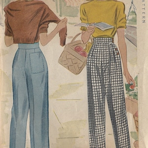 以下が含まれることがあります： ヴィンテージの服を着た2人の女性。左の女性は茶色のセーターと青いズボンを着用しています。右の女性は黄色のセーターと白黒のチェック柄のズボンを着用しています。画像の右上に「PRINTED PATTERN」というテキストが表示されています。