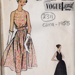 Könnte beinhalten: Vintage Vogue Schnittmuster-Cover mit einer Zeichnung einer Frau in einem floralen Kleid mit Neckholder-Ausschnitt und weitem Rock. Das Cover enthält den Text "VOGUE special design" und "circa-1958".