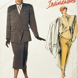 Könnte beinhalten: Vogue Patterns Individualist Schnittmuster. Das Bild zeigt eine Frau in einem grauen Anzug mit Wickeljacke und Bleistiftrock. Ein zweites Outfit mit gestreiftem Oberteil und gelbem Rock ist ebenfalls abgebildet. Entworfen von Issey Miyake.