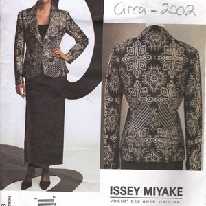 Puede incluir: Un patrón de costura de chaqueta con estampado en blanco y negro de Issey Miyake. El patrón es para Vogue Designer Original y es de alrededor de 2002. El número de patrón es 2768.