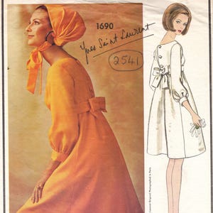 Może przedstawiać: Koperta z wykrojem krawieckim Vogue Paris Original dla projektu Yves Saint Laurent 1690, przedstawiająca pomarańczową sukienkę z pasującą chustą na głowę oraz białą sukienkę z kokardą z tyłu. Tekst zawiera "VOGUE PARIS ORIGINAL", "1690" oraz "Bust-36" (91cm)."