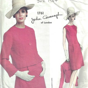 Könnte beinhalten: Ein Vintage-Schnittmuster von Vogue Couturier Design aus Juni 1967 mit einem Design von John Cavanagh aus London. Das Schnittmuster ist für ein rosafarbenes Kleid und eine Jacke mit passendem Hut.