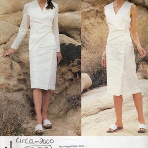 Puede incluir: Un patrón Vogue vintage con dos vestidos blancos de Issey Miyake. El patrón, de alrededor del año 2000, incluye un vestido de manga larga y otro sin mangas con cuello en V. Medidas de busto de 80 a 86 cm. El patrón es de The Vintage Pattern Shop.