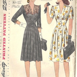 Könnte beinhalten: Ein Vintage-Schnittmuster für zwei Kleider, eines mit Blumenmuster und das andere in einer einfarbigen dunklen Farbe. Das Muster stammt aus den 1940er Jahren und ist in Größe 14, Brustumfang 81 cm. Das Muster heißt "Simplicity" und hat die Nummer 4677.