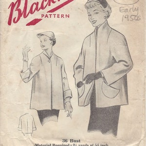 Op de afbeelding: Vintage naaipatroon voor een damesjas. Het patroon is uit de vroege jaren 1950 en is voor een borstomvang van 91 cm. Het patroon bevat instructies voor het maken van de jas, evenals een lijst met benodigde materialen. Het patroon is in zwart-wit en toont een tekening van een vrouw die de jas draagt.