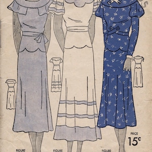 Puede incluir: Patrón de costura Simplicity vintage de la década de 1930, con tres diseños de vestidos. La ilustración muestra vestidos en azul y blanco, con un contorno de busto de 81 cm. El patrón incluye el texto "Simplicity Pattern".
