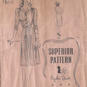 Op de afbeelding: Een vintage naaipatroon voor een jurk met een getailleerd lijfje en een geplooide rok. Het patroon is uit de jaren 1940 en is gemarkeerd met "Superior Pattern" en "Style Approved by Cynthia Powell".