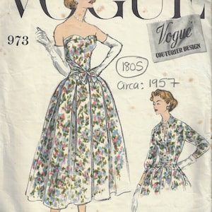 Könnte beinhalten: Vintage Vogue Schnittmuster mit einem trägerlosen Kleid mit Blumenmuster und einer Schleife in der Taille. Die Illustration enthält ein zweites Design mit passendem Blumenmuster. Das Muster ist mit "Vogue Couturier Design" und "Circa: 1957" gekennzeichnet.