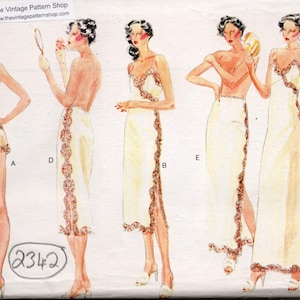 Könnte beinhalten: Vintage Vogue Schnittmuster für ein Schlupfkleid mit Seitenschlitz. Das Schnittmuster ist für Größe 12 und stammt aus dem Jahr 1978. Das Schnittmuster zeigt eine Frau, die das Schlupfkleid in vier verschiedenen Posen trägt.