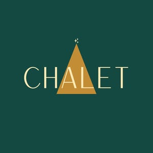 以下が含まれることがあります： セリフ体フォントで「CHALET」の文字、その上に金色の三角形、上部に小さな星が描かれたロゴデザイン。背景は濃いティール色。