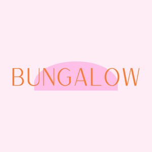 以下が含まれることがあります： 明るいピンク色の背景に、オレンジ色の「BUNGALOW」という文字が描かれたグラフィックデザイン。文字の後ろにはピンク色の半円形があります。全体的にシンプルでモダンなデザインです。