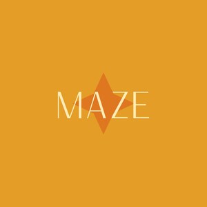 以下が含まれることがあります： マスタードイエローの背景に、薄いベージュのフォントで「MAZE」という単語が中央に配置されています。オレンジ色のスターバーストの形が単語の後ろに配置され、文字に部分的に重なっています。