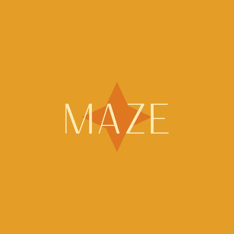 以下が含まれることがあります： マスタードイエローの背景に、薄いベージュのフォントで「MAZE」という単語が中央に配置されています。オレンジ色のスターバーストの形が単語の後ろに配置され、文字に部分的に重なっています。