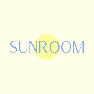 以下が含まれることがあります： 「SUNROOM」の文字が水色で、文字「O」の後ろに黄色の円が配置され、クリーム色の背景に中央に配置されています。テキストはクリーンなサンセリフ体で、シンプルでモダンなデザインです。