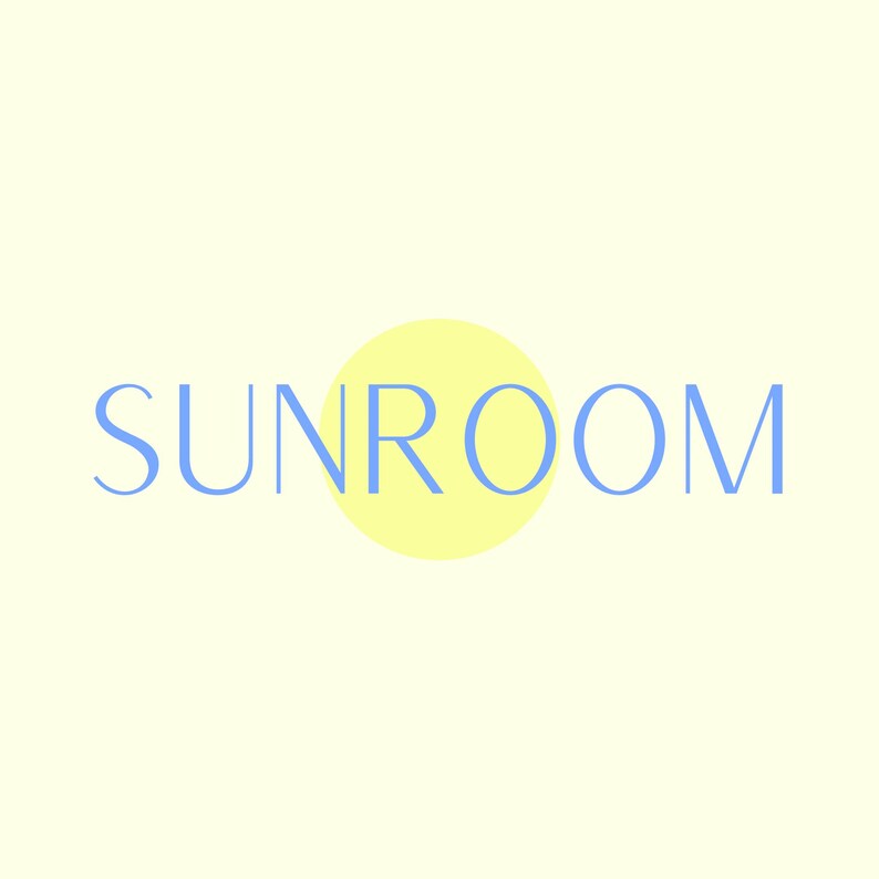 以下が含まれることがあります： 「SUNROOM」の文字が水色で、文字「O」の後ろに黄色の円が配置され、クリーム色の背景に中央に配置されています。テキストはクリーンなサンセリフ体で、シンプルでモダンなデザインです。