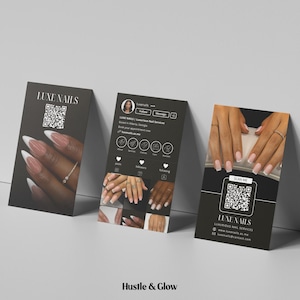 Op de afbeelding: Drie zwarte visitekaartjes voor Luxe Nails, met afbeeldingen van gemanicuurde handen met French tips. De kaarten tonen een QR-code, social media-iconen en de bedrijfsnaam. De achtergrond is lichtgrijs.
