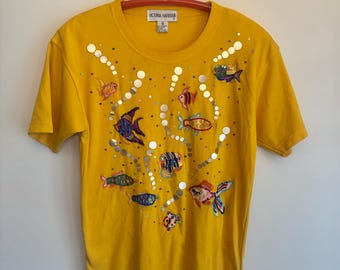 Camiseta vintage de lentejuelas con forma de pez, estilo tropical Oceancore de los 90, top con cuentas de acuario, camiseta colorida para vacaciones en la playa, camiseta kitsch Coastalcore.