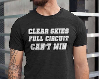 Camiseta Clear Skies / Controlador de Tráfico Aéreo / Humor De Piloto / Divertido / Regalo de Aviación / Camiseta Unisex - Hombres y Mujeres