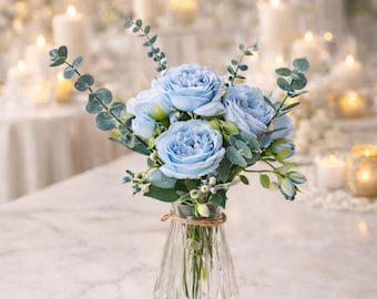 Centre de table de mariage bleu poussiéreux, composition de fleurs artificielles dans un vase en verre, décoration de table pour mariage, douche nuptiale, baby shower