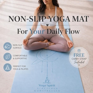 Pu&ograve; includere: Un tappetino da yoga antiscivolo azzurro con il testo "NON-SLIP YOGA MAT For Your Daily Flow". Il tappetino ha un design grafico e le parole "Yoga Spirit STRETCHED & UNSTRESSED". Include una tracolla gratuita.