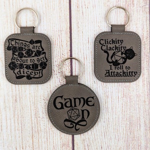 Gamer-sleutelhanger - gegraveerde sleutelhanger van veganistisch leer - DnD-cadeau - Dungeon Master-sleutelhanger