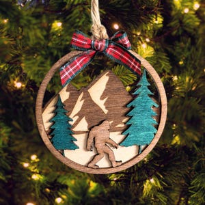 Sasquatch in den Bergen Ornament