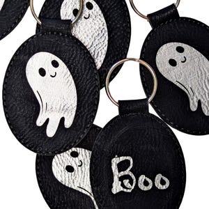 Llavero fantasma de cuero vegano grabado - Poltergeist de Halloween imagen 3