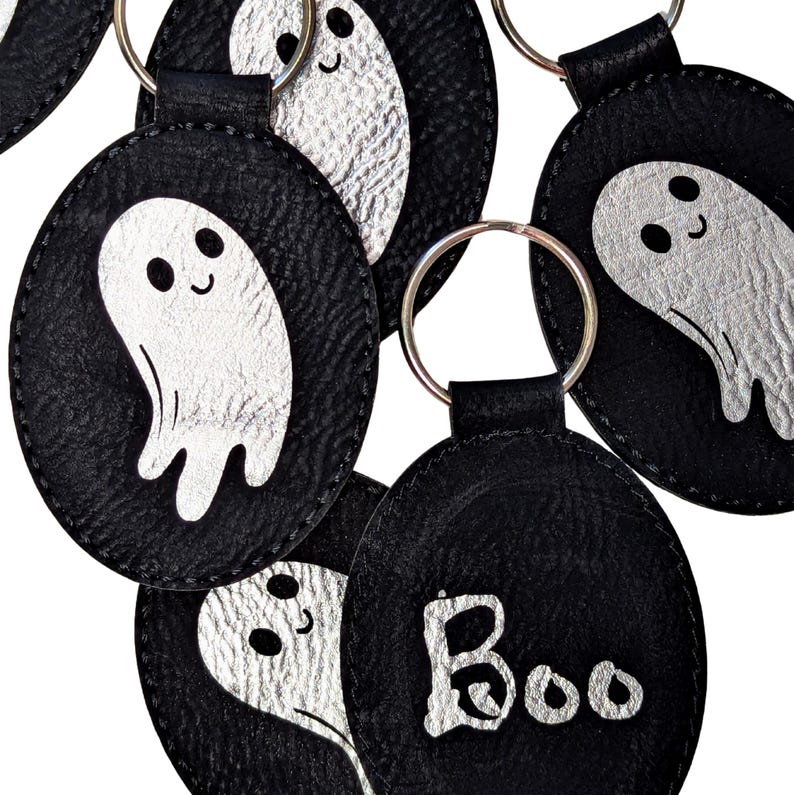Llavero fantasma de cuero vegano grabado - Poltergeist de Halloween imagen 3