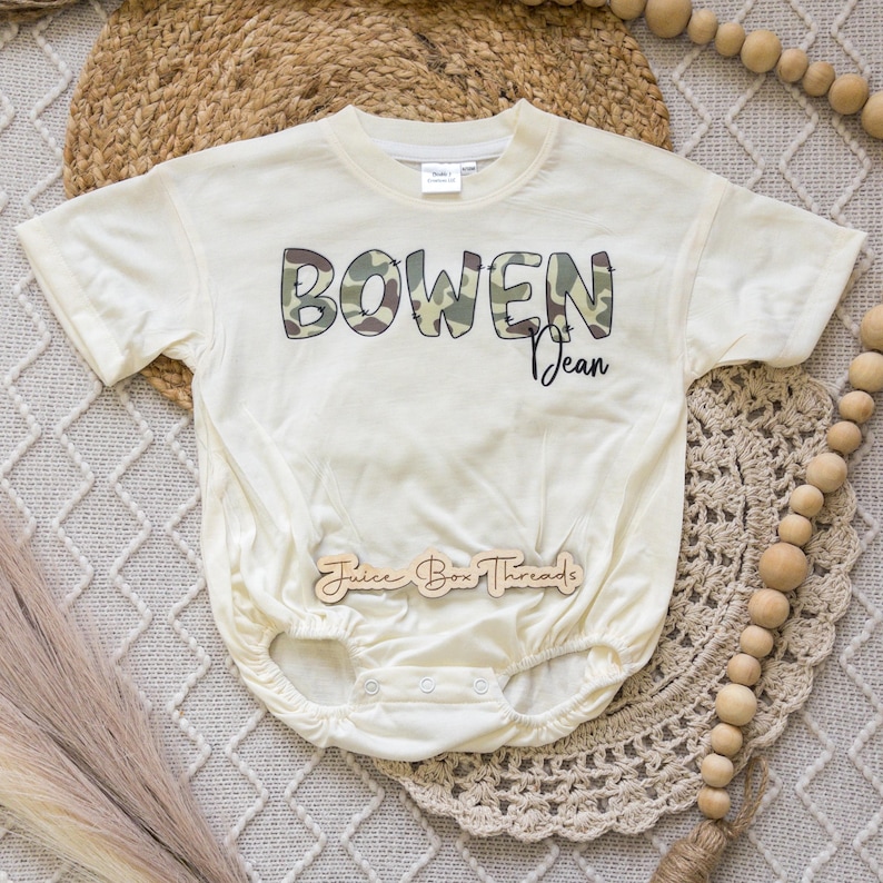 Mono corto o camiseta infantil con estampado de camuflaje de patos. imagen 1